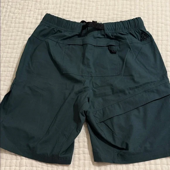 Nike ACG Dark Green Cargo Shorts - Picture 6 of 7